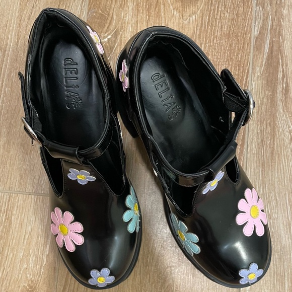 DELIA*S FLOWER POWER PLATFORM MARY JANES - Picture 6 of 16